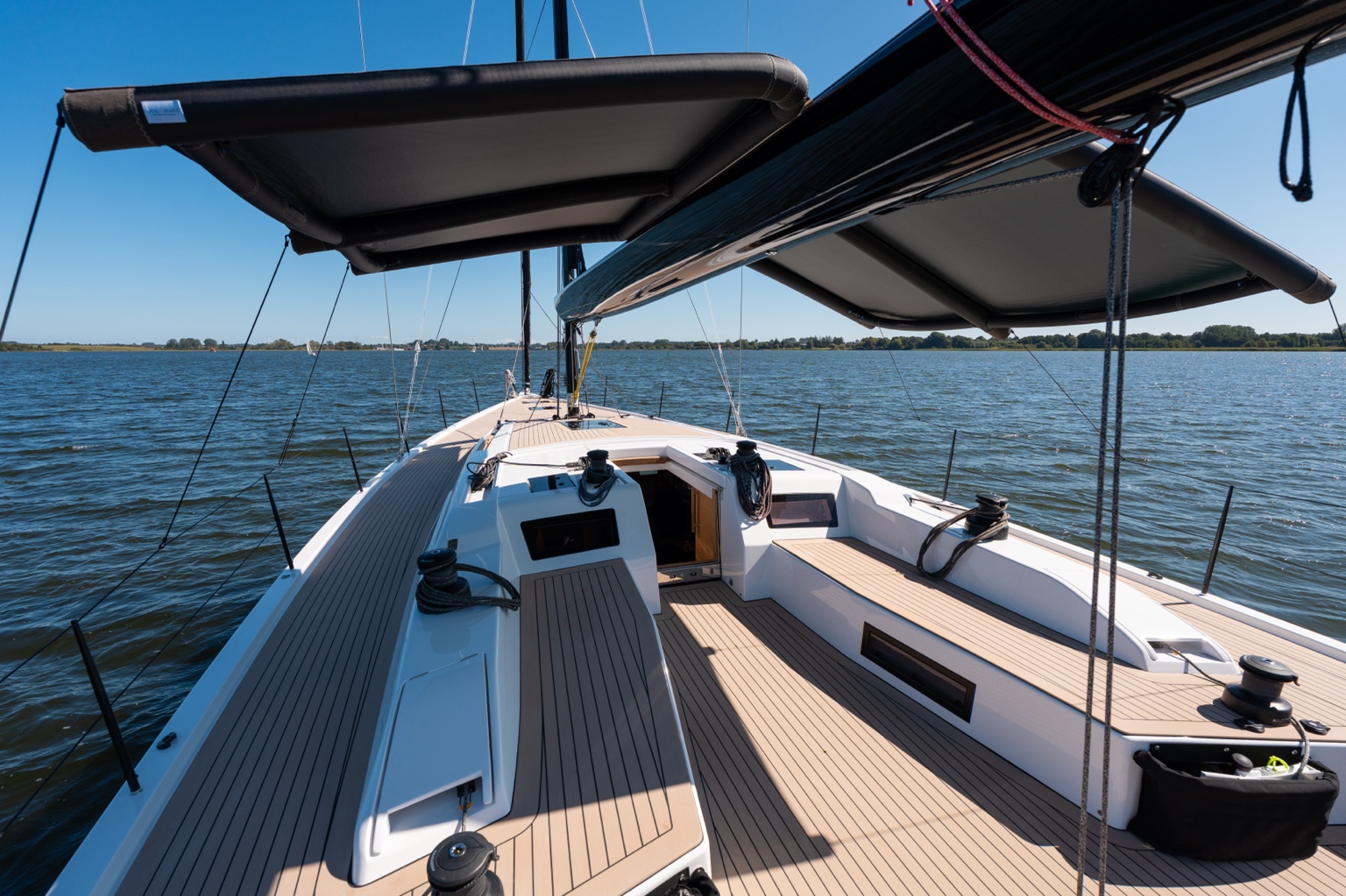 Segelyacht mit Volamare Sonnenschutz auf dem Wasser