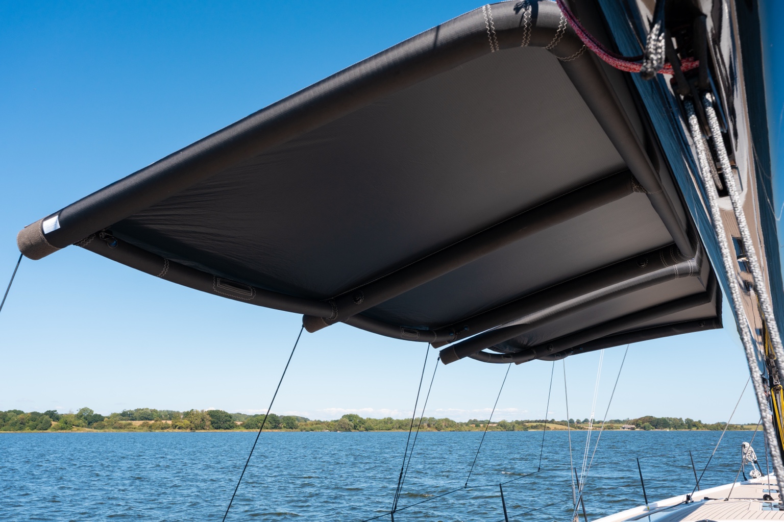 Volamare Sonnenschutz aus luftgefüllten Elementen an Bord einer Yacht