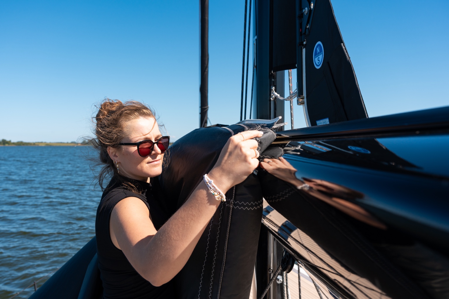 Volamare Sonnenschutz wird am Baum der Yacht positioniert