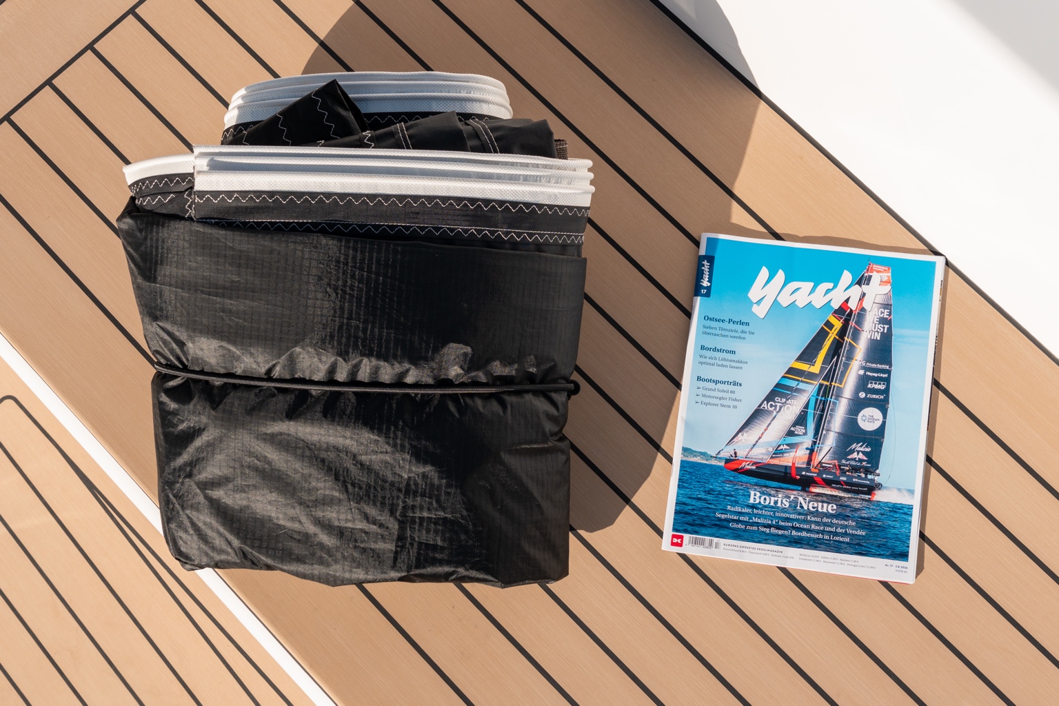 Kompakt verstauter Volamare Sonnenschutz an Deck