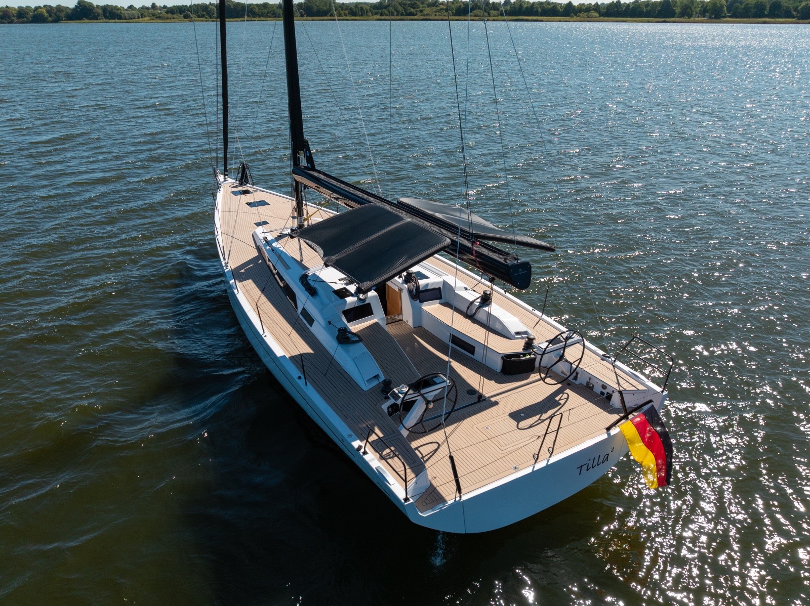Yacht mit Volamare Sonnenschutz aus der Luft