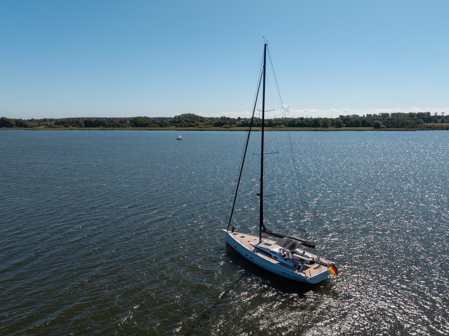 Volamare Yacht mit Sonnenschutz in weiter Luftaufnahme